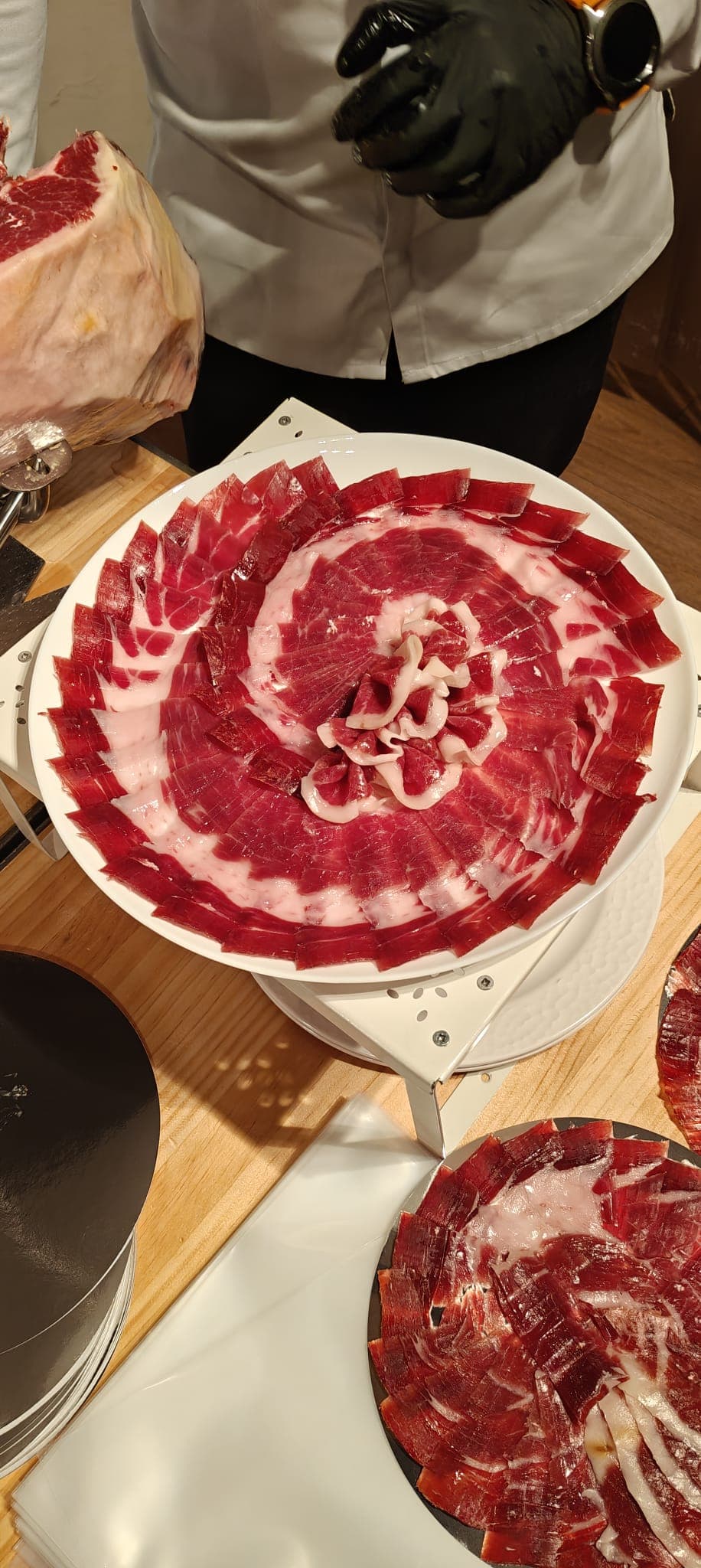 Plato de jamón ibérico de bellota cortado a cuchillo y emplatado en flor